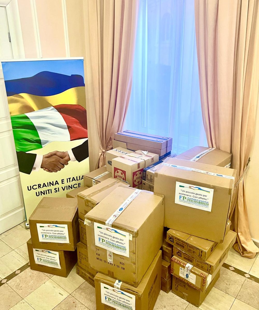 Sostegno all’Ucraina con giocattoli e materiale di cancelleria per le scuole.
